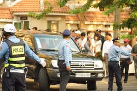 Xe chở Kem Sokha và các luật sư bào chữa có mặt tại Tòa án thành phố Phnom Penh. (Ảnh: Nguyễn Vũ Hùng/TTXVN)