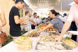 Cộng đồng người Việt thưởng thức các món ăn truyền thống Việt tại Đại sứ quán Việt Nam tại Angola. (Ảnh: Đình Lượng/TTXVN)