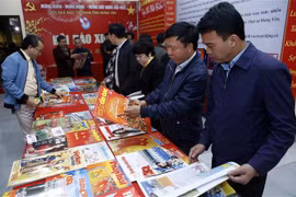 Đông đảo người dân xem các tác phẩm tại Hội báo Xuân Canh Tý 2020. (Ảnh: Phạm Kiên/TTXVN)