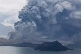 Núi lửa Taal ở Tagaytay, Philippines phun tro bụi ngày 13/1. (Ảnh: THX/TTXVN)