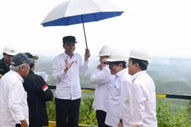 Tổng thống Indonesia Joko Widodo (giữa) cùng các quan chức thăm huyện Bắc Penajam Paser thuộc tỉnh Đông Kalimantan. (Ảnh: AFP/TTXVN)