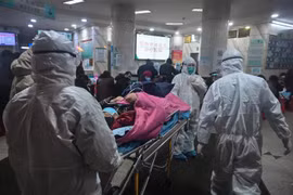 Chuyển bệnh nhân nhiễm virus corona tới bệnh viện ở Vũ Hán, tỉnh Hồ Bắc, Trung Quốc. (Ảnh: AFP/TTXVN)