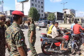 Các thành viên lực lượng an ninh Yemen tuần tra tại thành phố miền Nam Aden. (Ảnh: AFP/TTXVN)