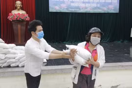 Cũng trong ngày 20/4, ca sỹ Trọng Tấn và nhiều đồng nghiệp đã đi đến thống nhất gây dựng quỹ 'Tình nghệ sỹ' nhằn kết nối các nghệ sỹ và những tấm lòng hảo tâm, chia sẻ khó khăn với cộng đồng trong thời gian tới. (Ảnh: CTV/Vietnam+)