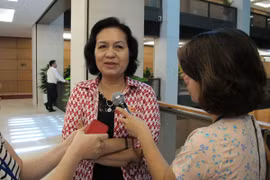 Đại biểu Quốc hội Nguyễn Thị Khá, đoàn Trà Vinh đang trả lời báo chí (Ảnh: Vietnam+)