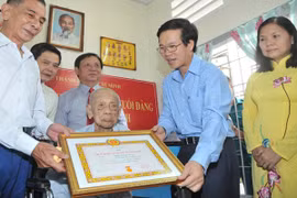 Trao Huy hiệu cho Đảng viên có tuổi Đảng cao nhất TP.HCM