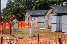 Nhân viên y tế làm việc tại khu vực cách ly dành cho các bệnh nhân nhiễm Ebola tại Iyonda, gần Mbandaka, Cộng hòa Dân chủ Congo. (Ảnh: AFP/TTXVN)