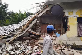 Nhà cửa bị phá hủy sau trận động đất ở Selong, Lombok của Indonesia, ngày 17/3 vừa qua. (Ảnh: AFP/TTXVN)