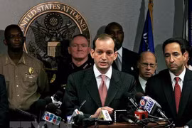 Bộ trưởng Lao động Mỹ Alexander Acosta - giữa. (Ảnh: EPA/TTXVN)
