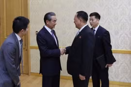 Ngoại trưởng Triều Tiên Ri Yong-ho (phải, phía trước) trong cuộc gặp người đồng nhiệm Trung Quốc Vương Nghị tại Bình Nhưỡng ngày 2/9 vừa qua. (Ảnh: Yonhap/TTXVN