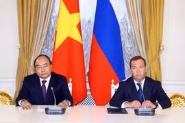 Thủ tướng Nguyễn Xuân Phúc và Thủ tướng Liên bang Nga Dmitri Medvedev gặp gỡ báo chí sau hội đàm. (Ảnh: Thống Nhất/TTXVN)