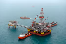 Giàn khoan dầu LSP-1 của Tập đoàn LUKOIL, Nga tại giếng dầu Korchagin trên biển Caspi. (Ảnh: AFP/TTXVN) 