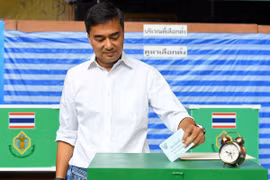 Cựu Thủ tướng Thái Lan Abhisit Vejjajiva, lãnh đạo đảng Dân chủ, bỏ phiếu tổng tuyển cử tại điểm bầu cử ở Bangkok ngày 24/3 vừa qua. (Ảnh: AFP/TTXVN)