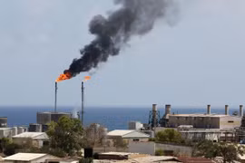 Một cơ sở khai thác dầu ở Zawiya của Libya. (Ảnh: AFP/TTXVN)