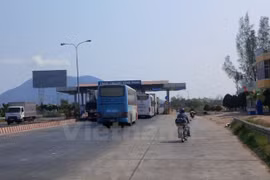 Phương tiện lưu thông qua trạm thu phí BOT. (Ảnh: Doãn Đức/Vietnam+)