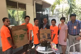 Tham tán Công sứ Phó Hoàng Hân trao quà Tết cho đại diện các phạm nhân. (Ảnh: Sơn Nam/Vietnam+)