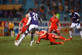 Pha đột phá của tiền vệ Pape Omar (20, Hà Nội FC) qua hậu vệ Hải Phòng để chuyền vào cho Hoàng Vũ Samson đánh đầu, nâng tỷ số trận đấu lên 2-1 cho Hà Nội FC. (Ảnh: Trọng Đạt/TTXVN)
