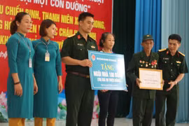 Thượng tá Trần văn Tuân, Chủ tịch hội Trường Sơn Nghệ An gặp gỡ các cựu binh Trường Sơn năm xưa. (Ảnh: Nguyễn Oanh/TTXVN)