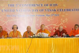 Hòa thượng, giáo sư-tiến sỹ Phra Brahmapundit (thứ ba từ phải sang), Chủ tịch sáng lập Ủy ban Tổ chức quốc tế Đại lễ Phật đản Liên hợp quốc phát biểu. (Ảnh: Dương Giang/TTXVN) 