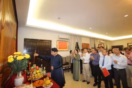Đại sứ Lê Quý Quỳnh dâng hương lên bàn thờ Quốc Tổ Hùng Vương. (Ảnh: Ngọc Hà/Vietnam+)