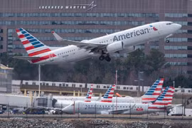 Máy bay Boeing 737 của Hãng hàng không American Airlines cất cánh tại sân bay quốc tế Ronald Reagan Washington ở Arlington, Virginia của Mỹ. (Ảnh: AFP/TTXVN)