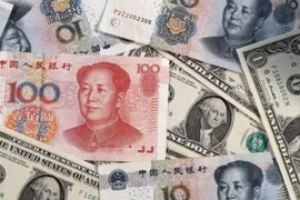 Đồng nhân dân tệ của Trung Quốc và đồng USD. (Ảnh: Kyodo/TTXVN)