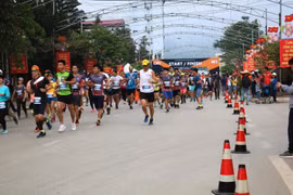 Các vận động viên xuất phát chạy cự ly 10km. (Ảnh: Minh Tâm/TTXVN)
