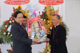 Chủ tịch Ủy ban Trung ương Mặt trận Tổ quốc Việt Nam Trần Thanh Mẫn tặng quà chúc mừng Lễ phục sinh năm 2019 tại Tòa Giám mục Giáo phận Phan Thiết. (Ảnh: Nguyễn Thanh/TTXVN)