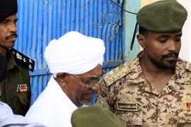 Lực lượng an ninh áp giải cựu Tổng thống Omar al-Bashir từ nhà tù Kober tới văn phòng công tố ở phía Bắc thủ đô Khartoum ngày 16/6 vừa qua. (Ảnh: AFP/TTXVN)