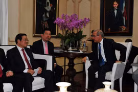 Tổng thống Cộng hòa Dominicana Danilo Medina tiếp ông Phan Đình Trạc. (Ảnh: Vũ Hà/TTXVN)