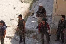 Binh sỹ quân đội Syria trong chiến dịch chống phiến quân tại tỉnh Iblib, Tây Bắc Syria ngày 15/8 vừa qua. (Ảnh: THX/TTXVN)