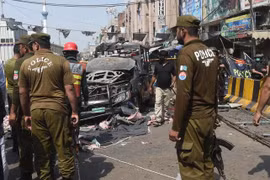 Lực lượng an ninh điều tra tại hiện trường vụ nổ, bên ngoài đền thờ ở Lahore, Pakistan, ngày 8/5 vừa qua. (Ảnh: AFP/ TTXVN)