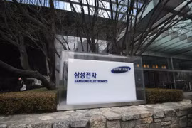 Biểu tượng của nhà sản xuất chip Hàn Quốc Samsung Electronics tại trụ sở của Tập đoàn Samsung ở Seoul. (Ảnh: AFP/TTXVN)