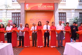 Các đại biểu cắt băng khai mạc Trưng bày. (Ảnh: Minh Quyết/TTXVN)