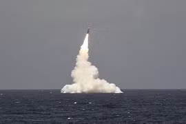 Hải quân Mỹ đã phóng thử nghiệm tên lửa Trident 2 D5 từ tàu chiến Rhode Island. (Nguồn: navy)