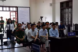 Các bị cáo trong giờ nghị án trong phiên tòa xét xử phúc thẩm ngày 13/5 vừa qua. (Ảnh: Vũ Hà/TTXVN)