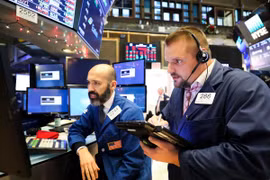 Các giao dịch viên tại một sàn giao dịch chứng khoán New York của Mỹ. (Ảnh: THX/TTXVN)