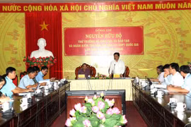 Thứ trưởng Bộ Giáo dục và Đào tạo Nguyễn Hữu Độ phát biểu tại buổi làm việc với Ban Chỉ đạo thi tỉnh Hà Giang. (Ảnh: Minh Tâm/TTXVN)