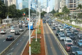 Đường phố Jakarta luôn đông đúc xe cộ và ô nhiễm khói bụi do quá tải lượng phương tiện. (Ảnh: Đỗ Quyên/Vietnam+)