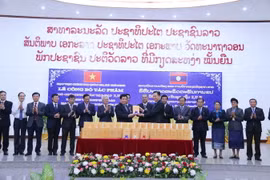 Lễ trao tác phẩm Hồ Chí Minh toàn tập. (Ảnh: Phạm Kiên/TTXVN)