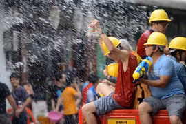 Tết té nước là một trong những lễ hội văn hoá truyền thống của Lào, được gọi là Bun Pi May. (Ảnh: TTXVN) 