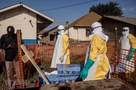 Nhân viên y tế tại trung tâm điều trị Ebola ở Beni, CHDC Congo. (Ảnh: AFP/TTXVN) 
