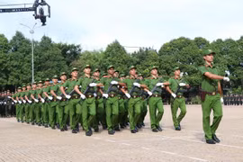 Biểu diễn điều lệnh của Công an Nhân dân. (Ảnh: Tuấn Anh/TTXVN)