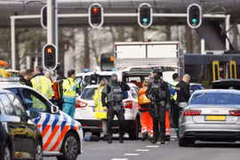 Cảnh sát điều tra tại hiện trường vụ xả súng ở Utrecht của Hà Lan, ngày 18/3. (Ảnh: AFP/TTXVN)