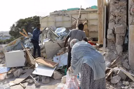 Hiện trường một vụ đánh bom xe gần tòa nhà Quốc hội ở Mogadishu. (Ảnh: AFP/TTXVN)
