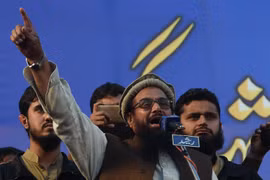 Thủ lĩnh của nhóm phiến quân Lashkar-e-Taiba (LeT) Hafiz Saeed, đứng giữa. (Ảnh: AFP/TTXVN)