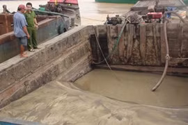 Bắt giữ 4 thuyền bơm hút, vận chuyển cát trái phép trên sông Đồng Nai