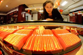 Vàng được bày bán tại cửa hàng ở Thanh Đảo, tỉnh Sơn Đông, Trung Quốc. (Ảnh: AFP/TTXVN)