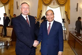 Thủ tướng Nguyễn Xuân Phúc gặp Quyền Thống đốc Saint Petersburg Beglov A.D. (Ảnh: Thống Nhất/TTXVN)