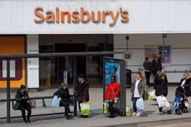 Người dân mua sắm tại siêu thị Sainsbury ở Stockport của Anh. (Ảnh: AFP/TTXVN)